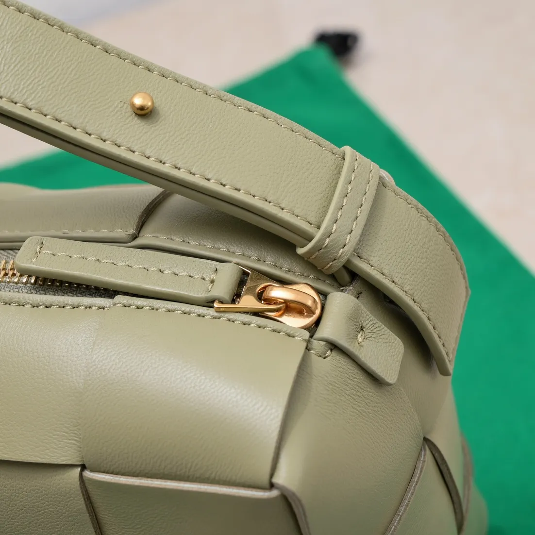 Batch 1460 #B's new model is coming! BRICK CASSETTE armpit bag, the traditional woven logo is instantly recognizable✅ Large grid weaving has always been fashionable, armpit bags are even more fashionable and foreign-style. Elegant big brick🧱 Sheepskin material is light and comfortable, has a huge sense of capacity and space, has a dark layer inside, practical inside, fashionable appearance design, durability and temperament coexist. Elegant big brick, come and plant the same underarm bag from star Zhou Yutong! Size: 24x14x10, model number; 9306#